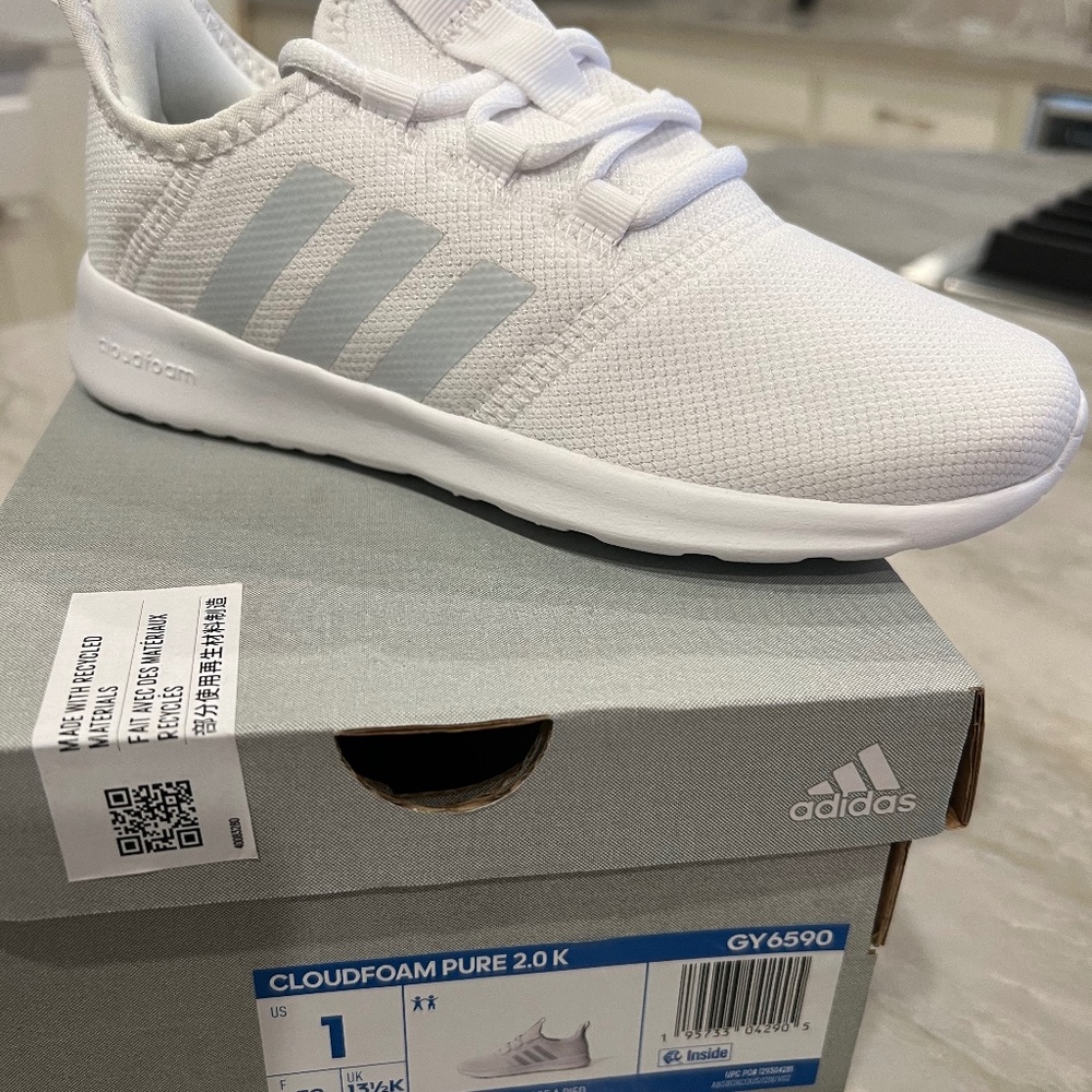 New Adidas kids size 1 cloud foam pure White Sneakers